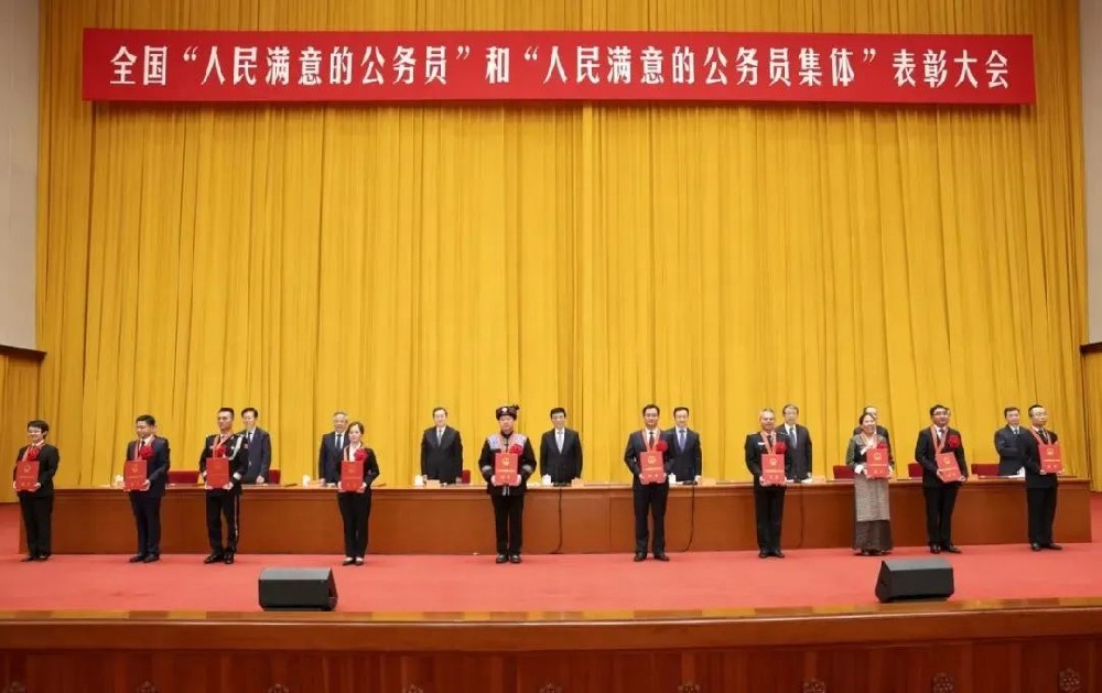 中译英|人民满意的公务员、跨海高铁、电力装备绿色低碳发展、网络文明